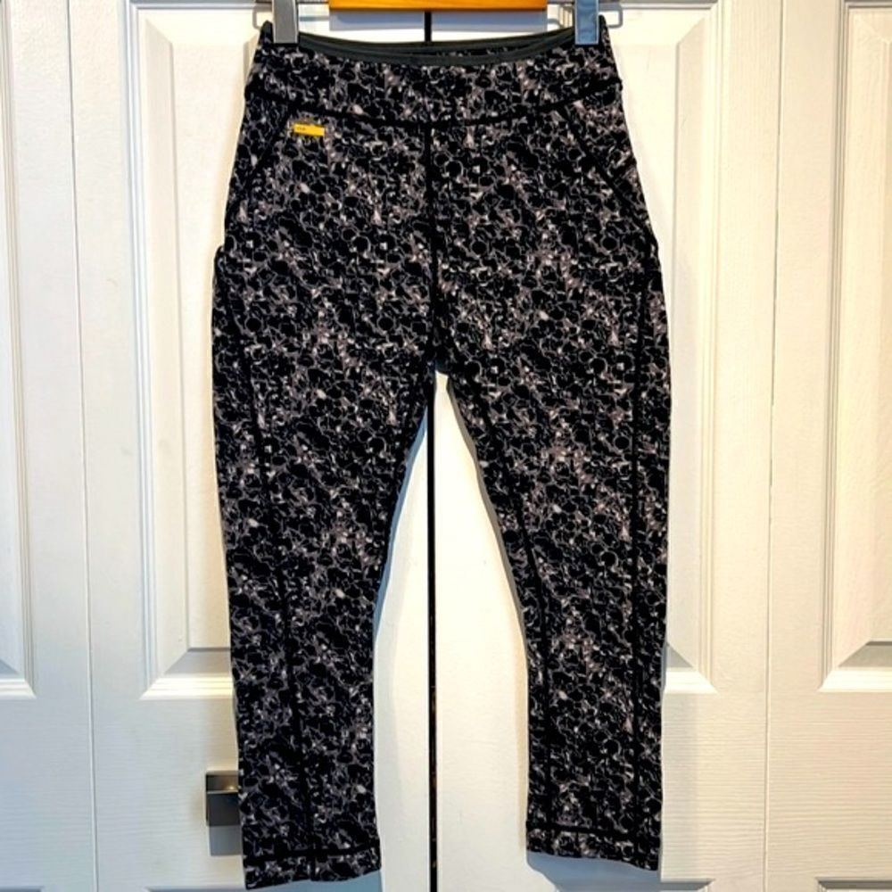 Lole Grey/Black Patterned Capri  Leggings Size XS‎